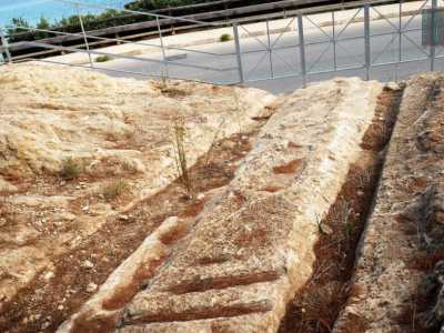Lo spazio antistante non � meno privo di fascino: si tratta di un largo basamento calcareo, percorso da diversi solchi, in cui spiccano in particolare due lunghe fenditure che scorrono parallele. Si tratterebbe di una parte dell�antica via Traiana